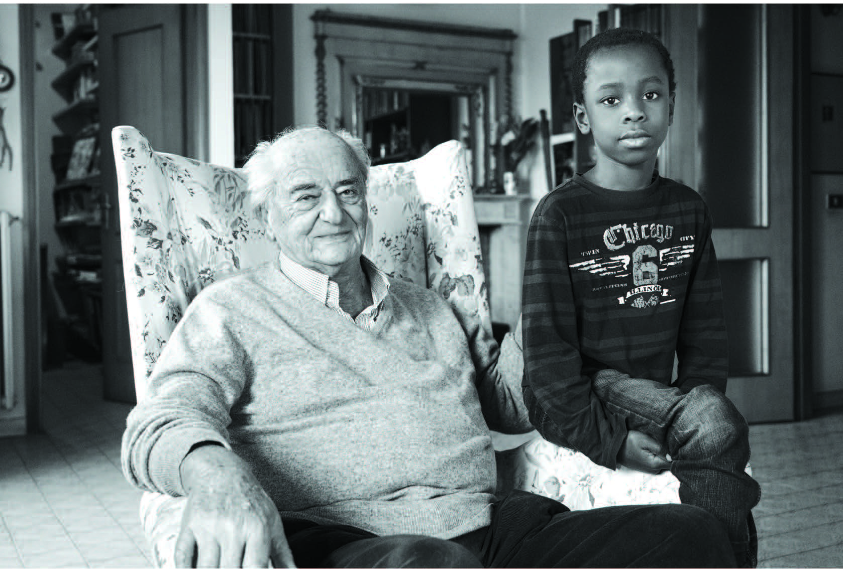 Il professor Fieschi con il bambino che ospita in casa