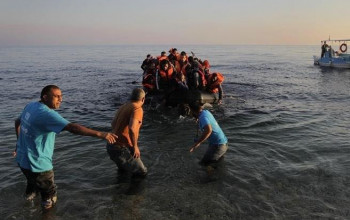 La Grecia abbandona migranti in mare