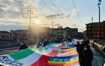 ‘Un ponte di corpi’ anche a Parma: 250 in presidio. “Basta al trattamento disumano dei migranti” - IL VIDEO